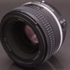 レンズをマクロ撮影　f20 1/60s　ISO100 60mm (Nikon610 / AF-S Micro 60mm f2.8) 背景黒でライティング