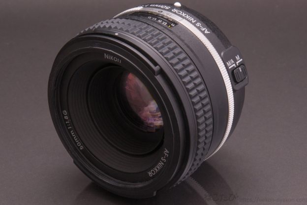 レンズをマクロ撮影　f20 1/60s　ISO100 60mm (Nikon610 / AF-S Micro 60mm f2.8) 背景黒でライティング
