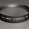 レンズをマクロ撮影　f20 1/60s　ISO100 60mm (Nikon610 / AF-S Micro 60mm f2.8) 背景黒でライティング　クローズアップレンズ　No3