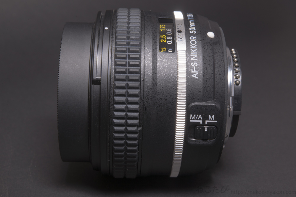 レンズをマクロ撮影　f20 1/60s　ISO100 60mm (Nikon610 / AF-S Micro 60mm f2.8) 背景黒でライティング　クローズアップレンズ　No3
