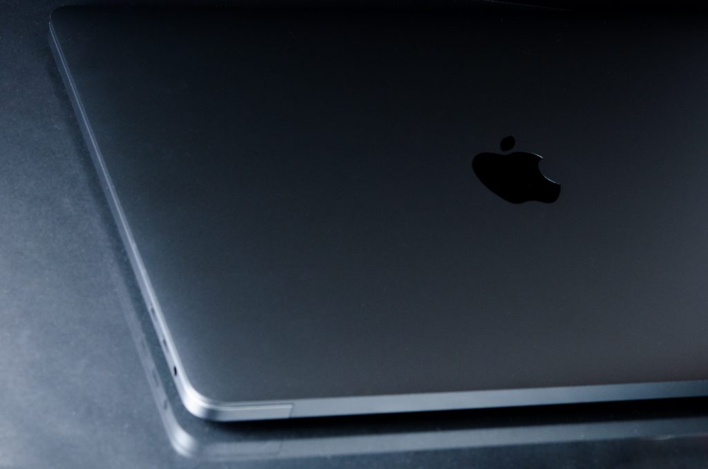 [ブツ撮り]2018年版 MacBookPro 13inch スペースグレイを撮影 | ねこたび