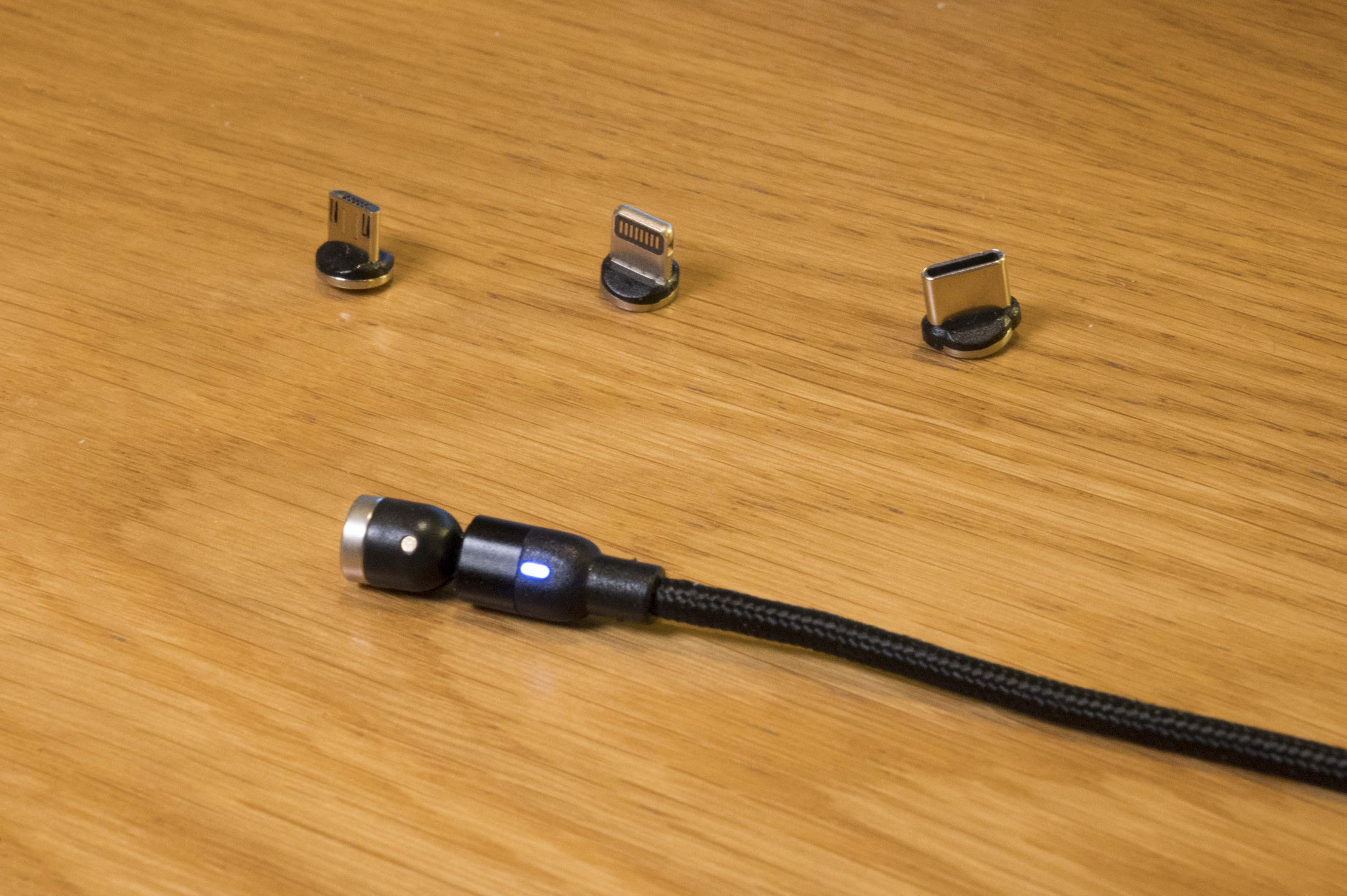 充電ケーブル　ライトニング　マイクロUSB　USB-C　マグネット